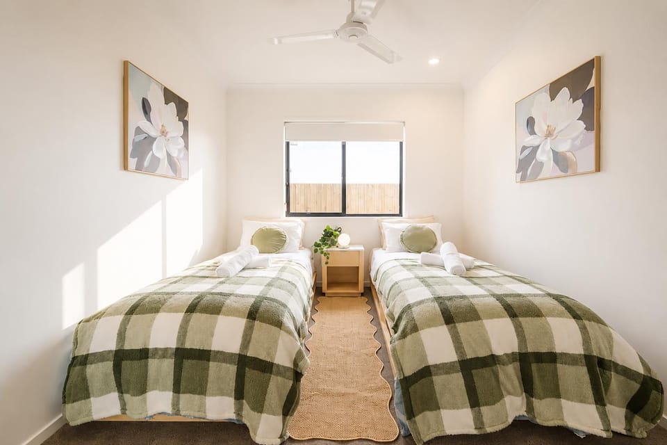 Pet Friendly Family Escape with big Yard - Sleeps 8 Villa in Brisbane