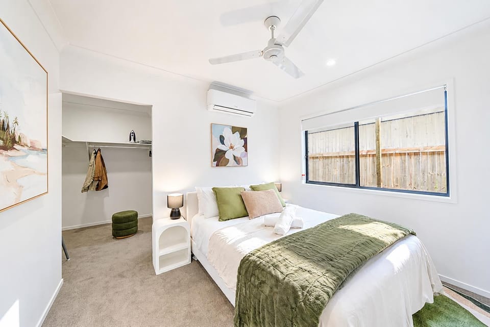 Pet Friendly Family Escape with big Yard - Sleeps 8 Villa in Brisbane