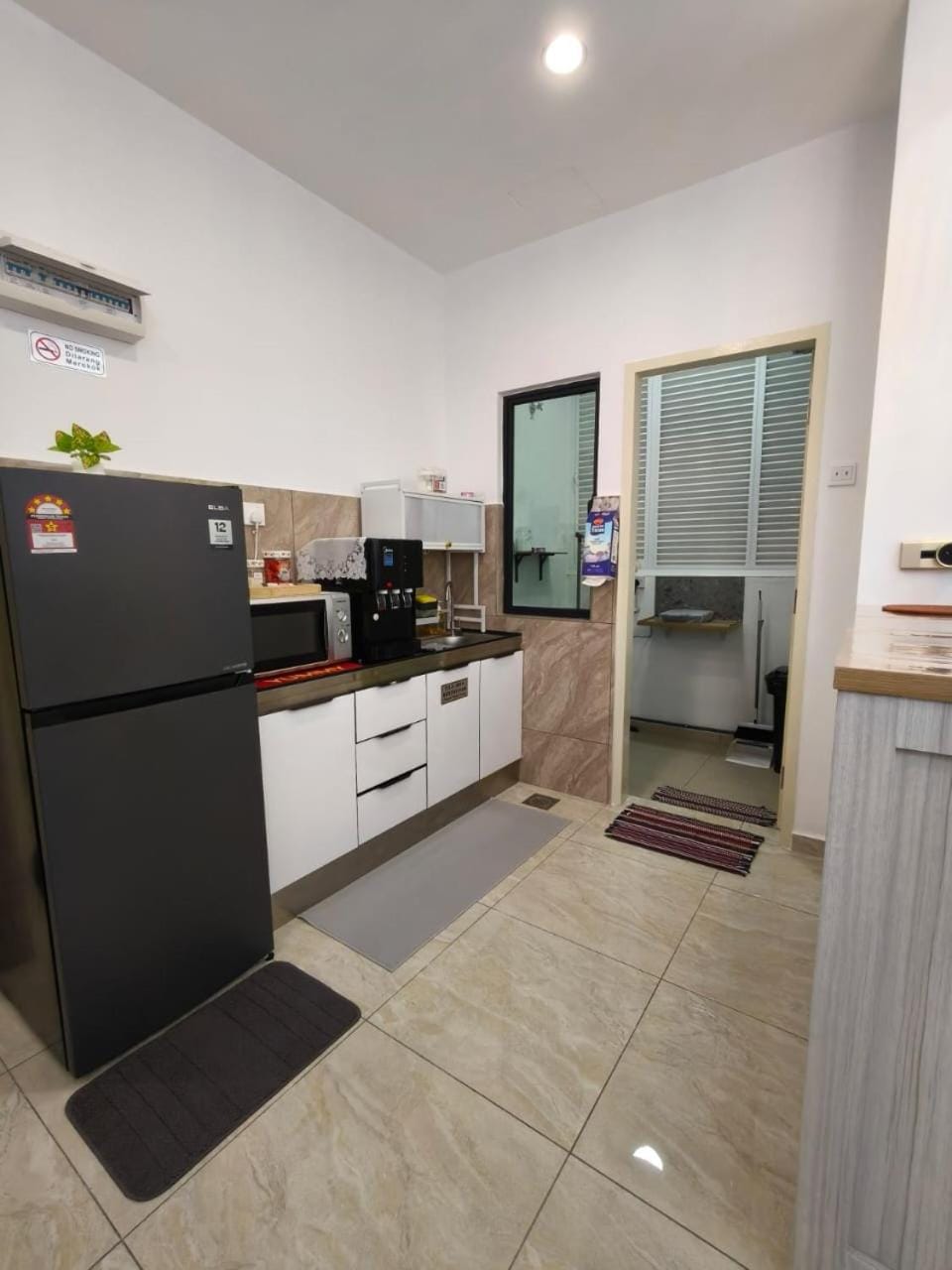 Kitchen or kitchenette, minibar, stove