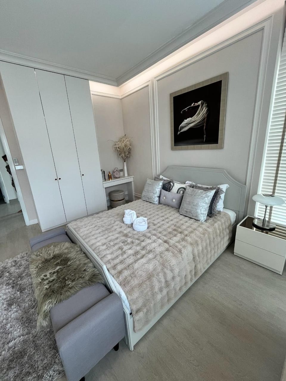 Bed, TV and multimedia, Living room, Photo of the whole room, Seating area, Bedroom, wardrobe