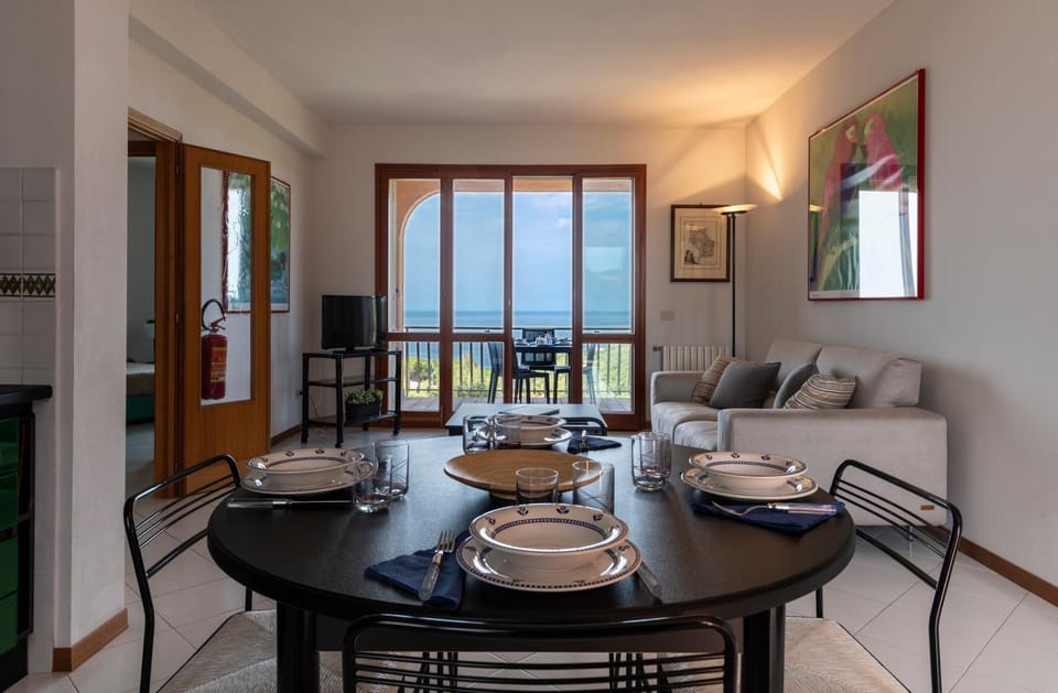 Spring, Day, Night, Winter, Summer, TV and multimedia, View (from property/room), Balcony/Terrace, Living room, Decorative detail, Seating area, Dining area, Autumn, On site, Sea view, Sea view, Seasons, Time of day, Sunrise, Sunset, Parking, furniture, heating, air conditioner