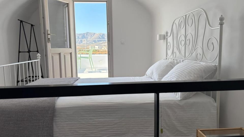 evilion House in Santorini