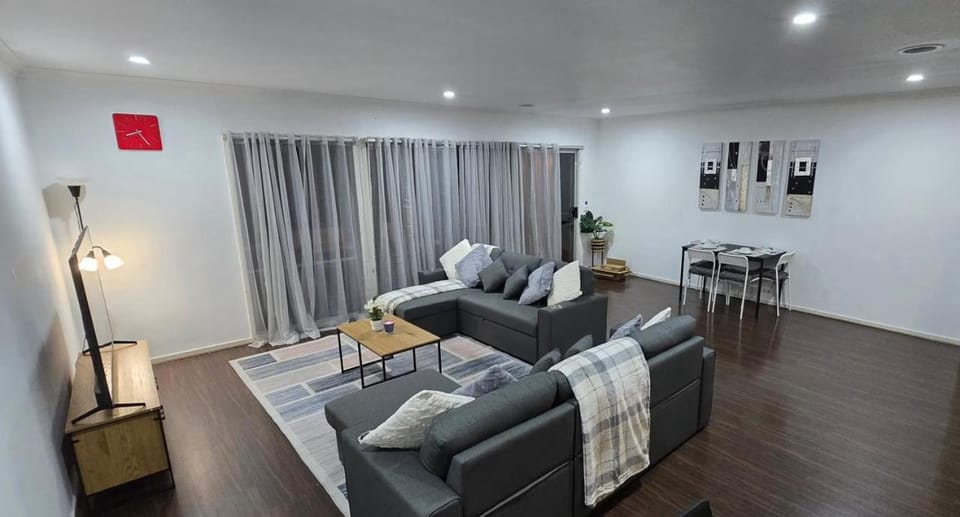 TV and multimedia, Living room, Seating area, Dining area