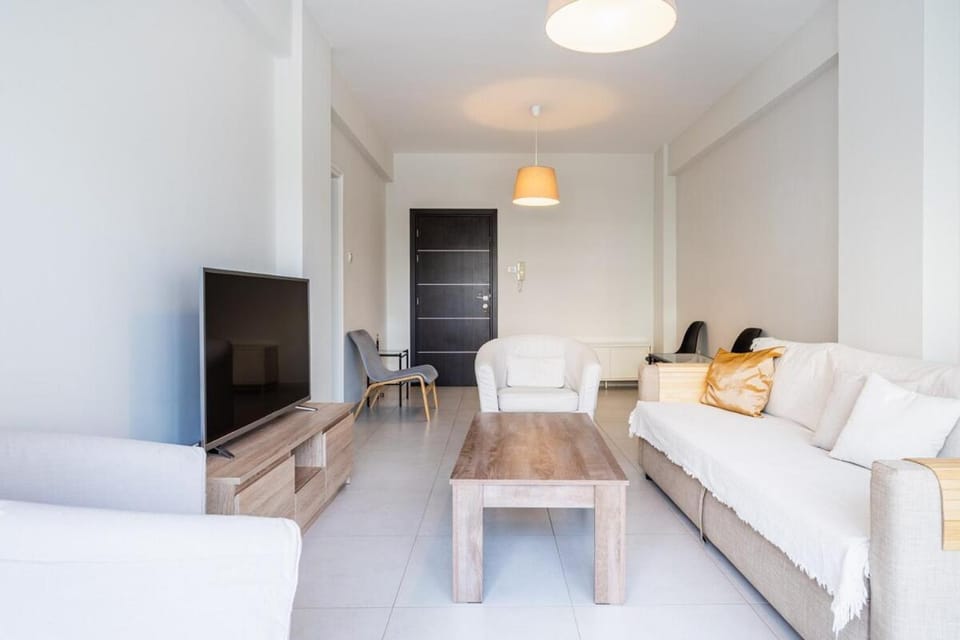 Communal lounge/ TV room, Bed, TV and multimedia, Living room, Photo of the whole room, Seating area, Evening entertainment, Bedroom