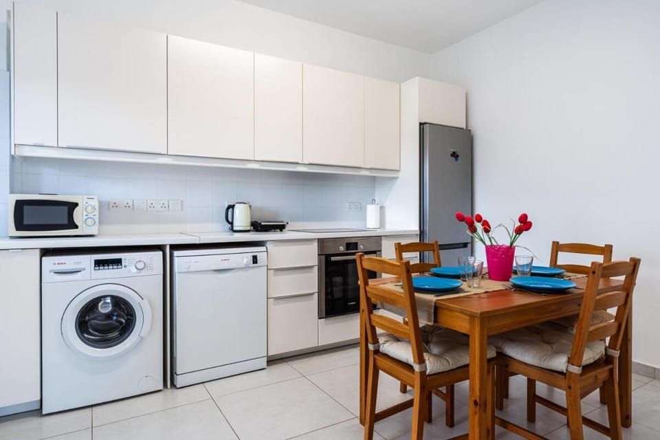 Coffee/tea facilities, Kitchen or kitchenette, Dining area, dishwasher, minibar, oven, stove, toaster, washing machine, dryer