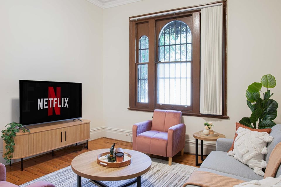Communal lounge/ TV room, TV and multimedia, Living room, Seating area, Evening entertainment