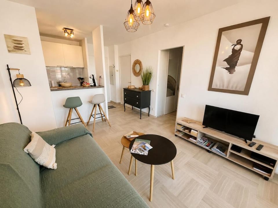 Les Pins Bleus, T2, 4p, AC, PK, Plage et Piscine Apartment in Antibes
