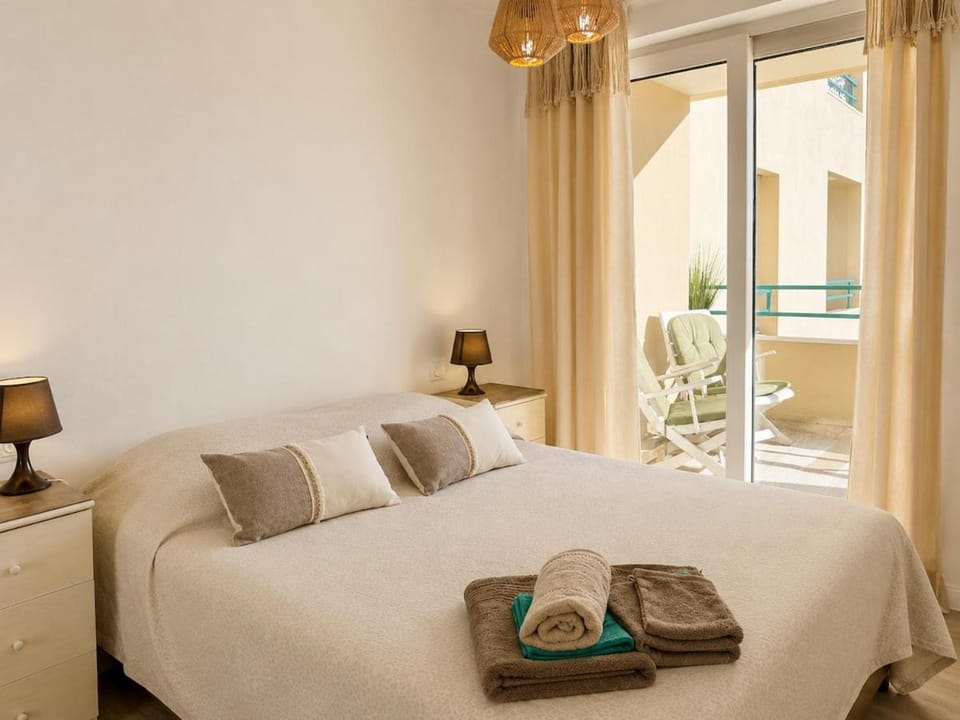 Les Pins Bleus, T2, 4p, AC, PK, Plage et Piscine Apartment in Antibes
