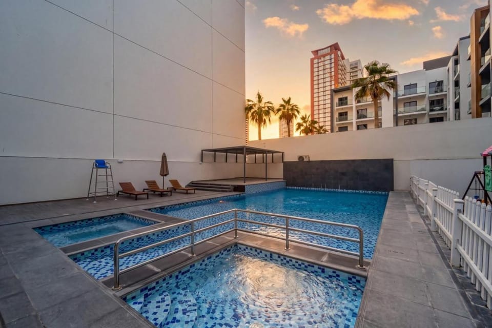 Property building, Day, Swimming pool, sunbed