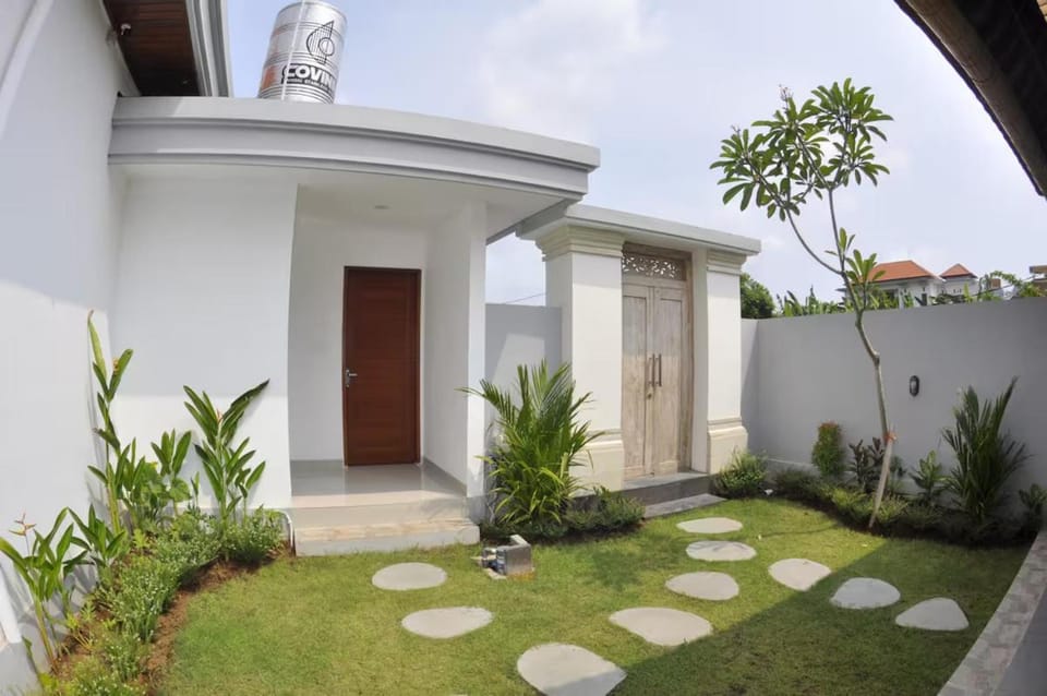 Canggu Oasis 3BR Villa Luxury Tropical Pool Villa in North Kuta