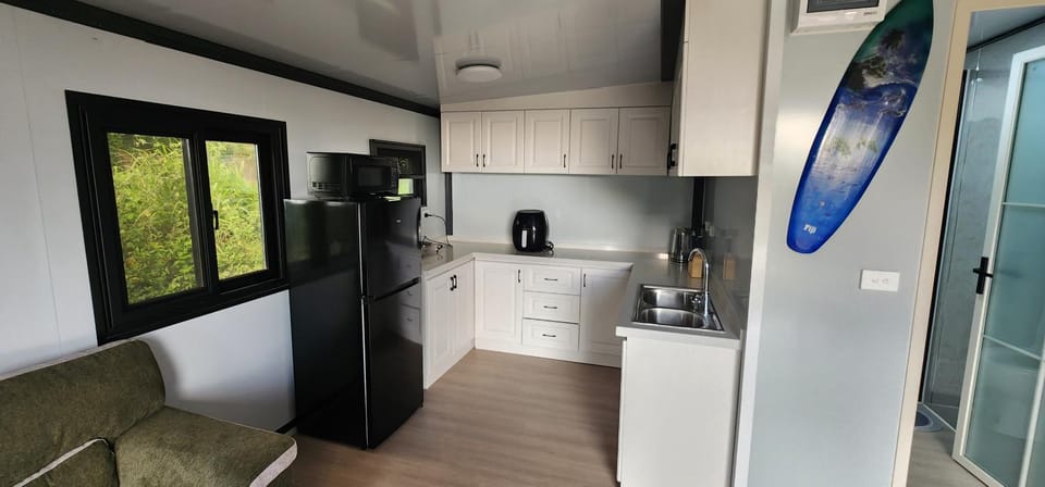 Coffee/tea facilities, Kitchen or kitchenette, stove