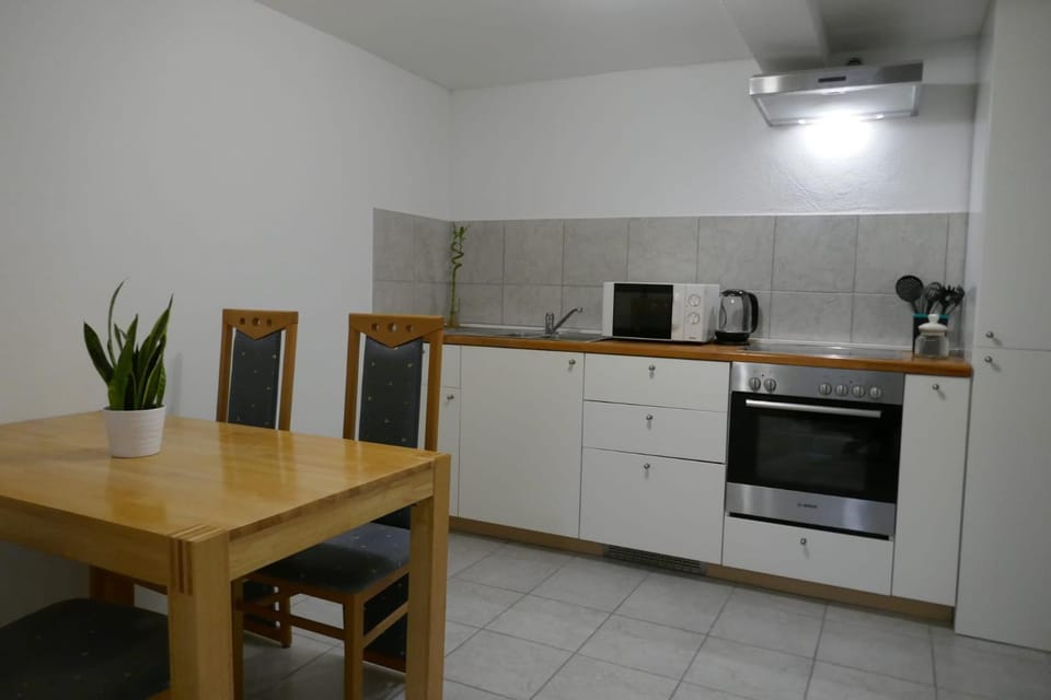 Kitchen or kitchenette, Dining area, oven, stove