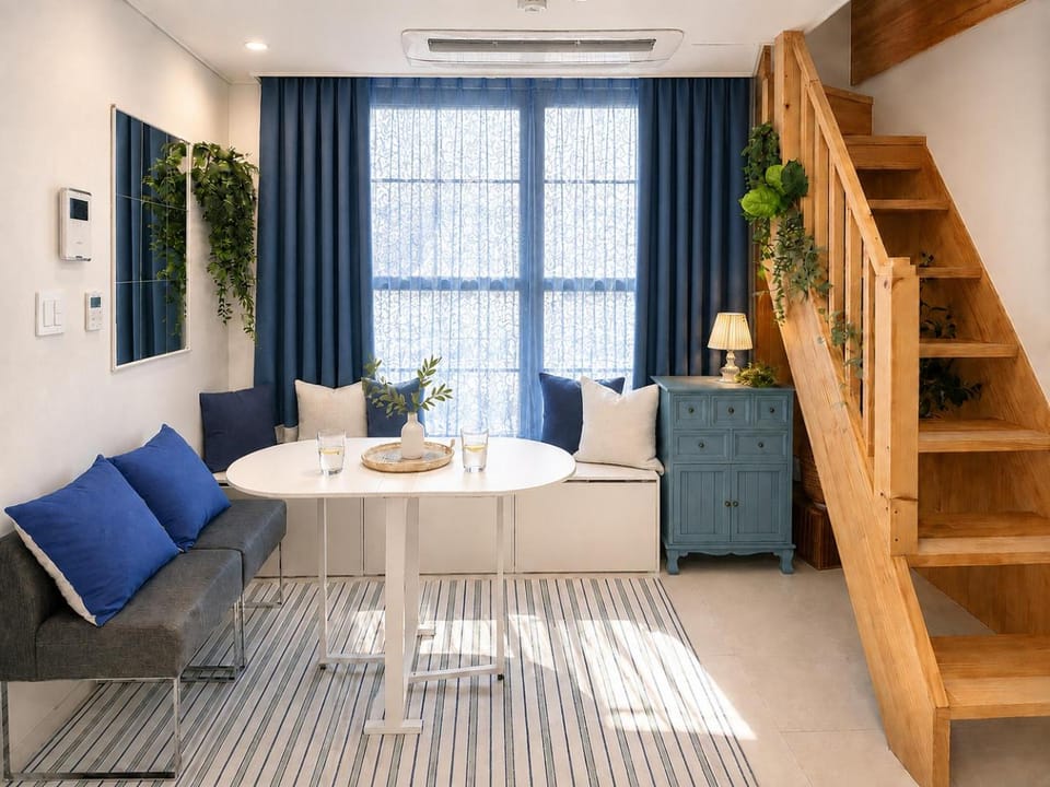 Living room, Seating area, Dining area, air conditioner