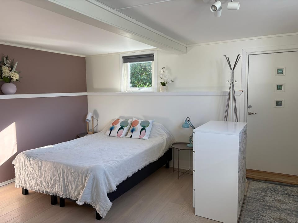 Northern Suite, private bathroom and entrance, next to the cable car, No parking Vacation rental in Tromso