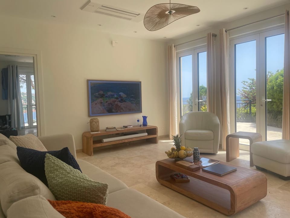 TV and multimedia, Living room, Seating area, air conditioner