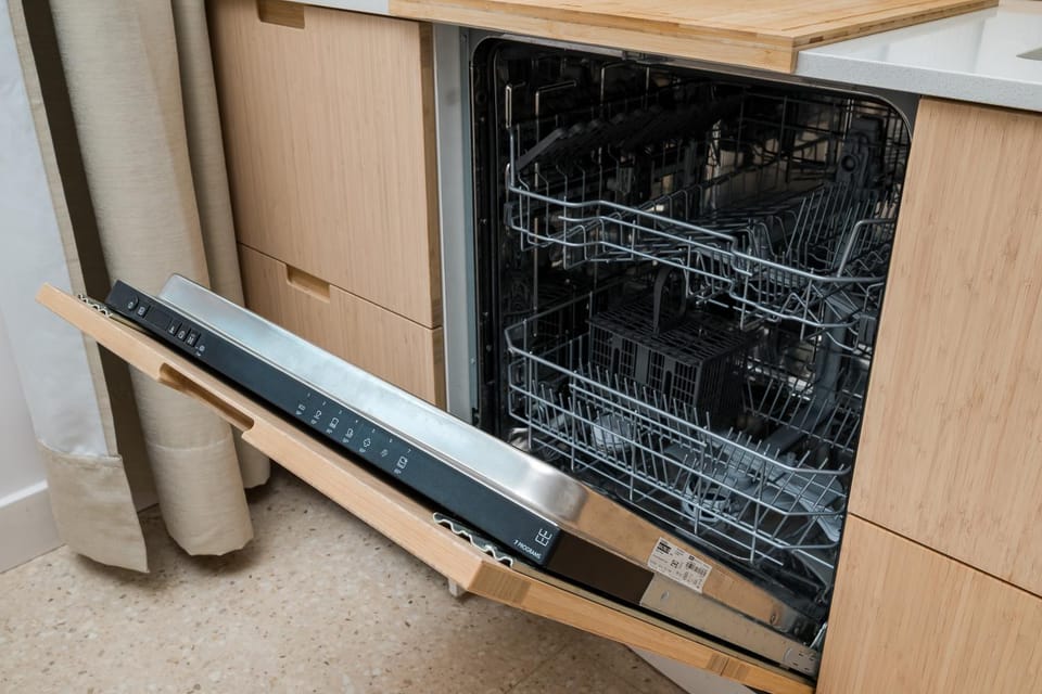 Kitchen or kitchenette, dishwasher