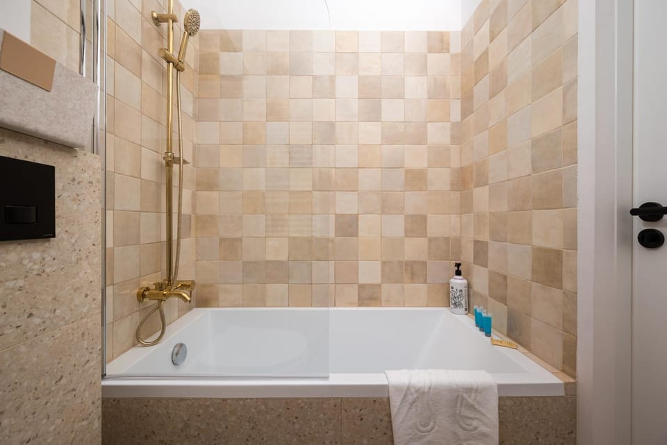 Bathroom, Bath, towels