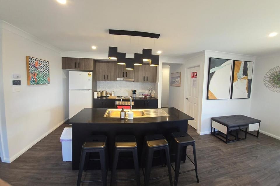 The Summit House Orange Brand-New Stylish Retreat Villa in Canobolas