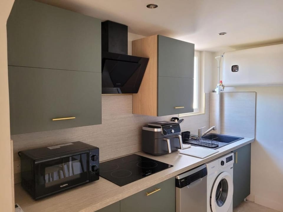 Kitchen or kitchenette, dishwasher, stove, washing machine