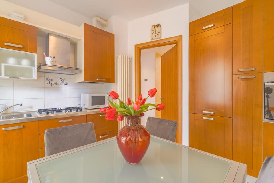 Kitchen or kitchenette, Dining area, oven, stove