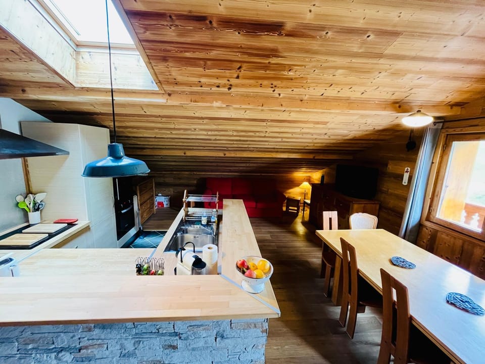 Kitchen or kitchenette, Dining area
