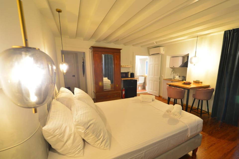 Bed, Living room, Photo of the whole room, Dining area, Bedroom