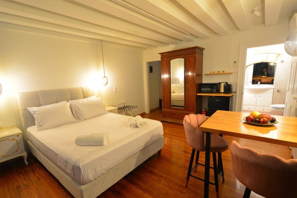 Bed, Photo of the whole room, Seating area, Bedroom, wardrobe