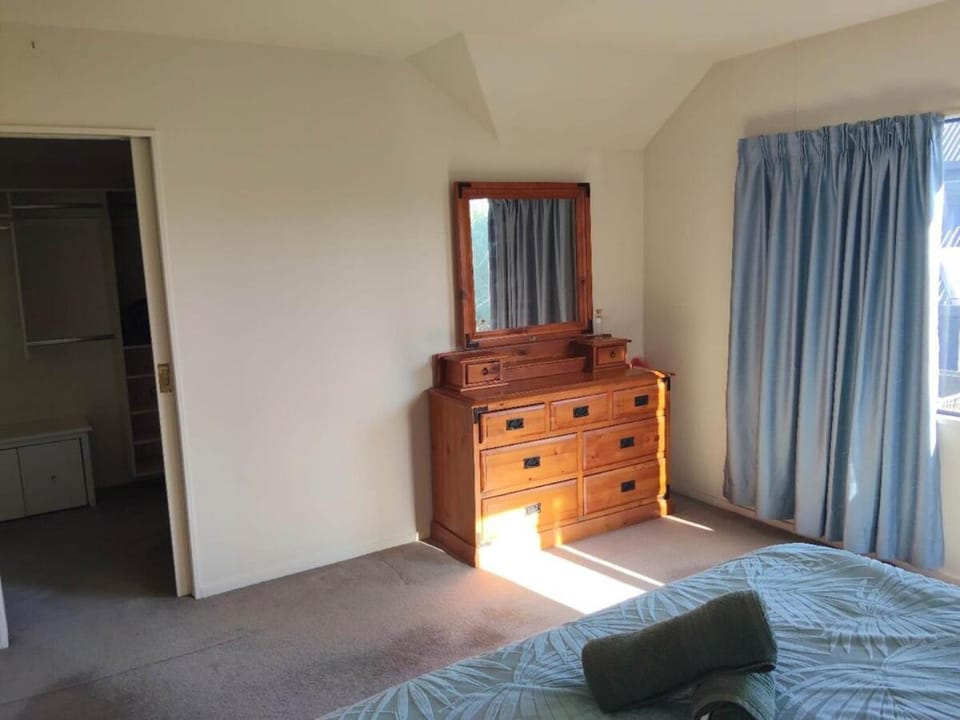 Affordable 4BR Home Near Airport Sleeps 8 House in Christchurch