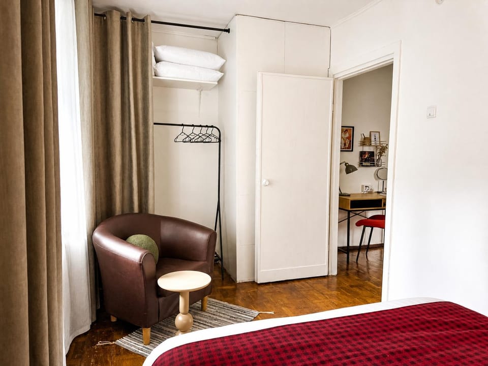 Photo of the whole room, Bedroom, wardrobe
