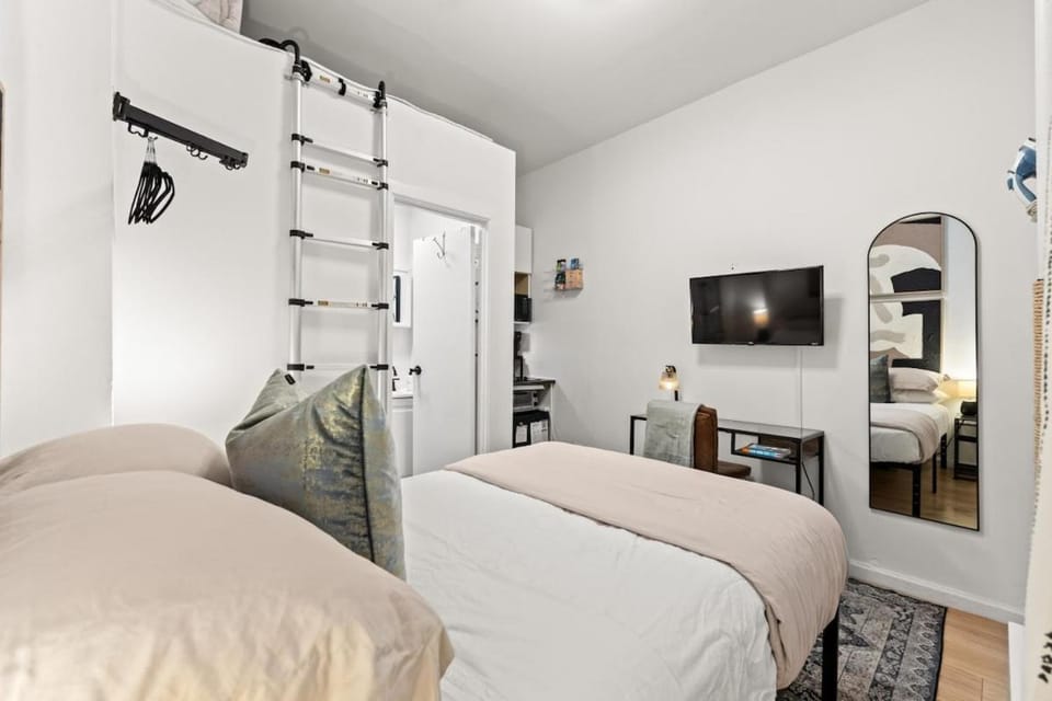 Micro Studio - Walk to Time Square, 15 mins to Apartment in Midtown