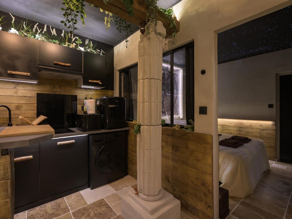 Kitchen or kitchenette