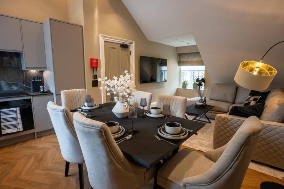 Sophisticated Urban Living Sleek 4-Bedroom Home Apartment in Edinburgh