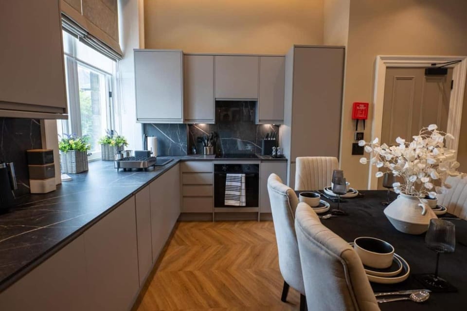 Sophisticated Urban Living Sleek 4-Bedroom Home Apartment in Edinburgh