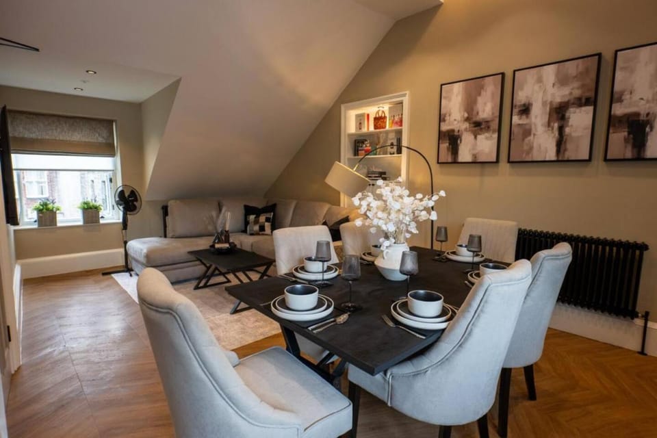Sophisticated Urban Living Sleek 4-Bedroom Home Apartment in Edinburgh