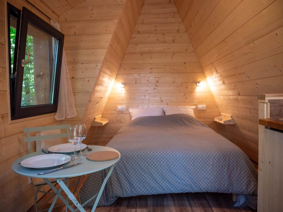 Bed, Photo of the whole room, Dining area, Bedroom