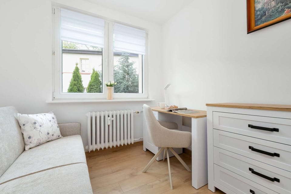 Seating area, Bedroom, internet