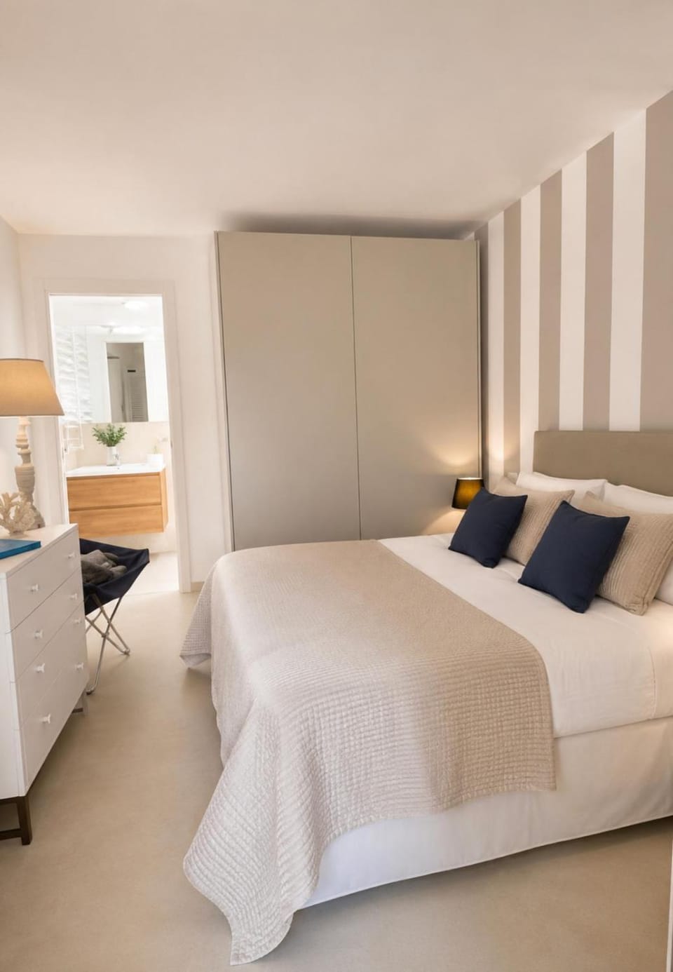 Photo of the whole room, Bedroom, wardrobe