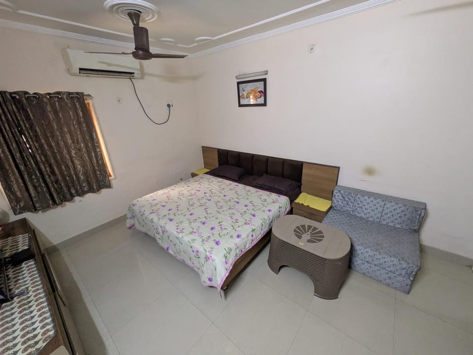 Bed, Living room, air conditioner