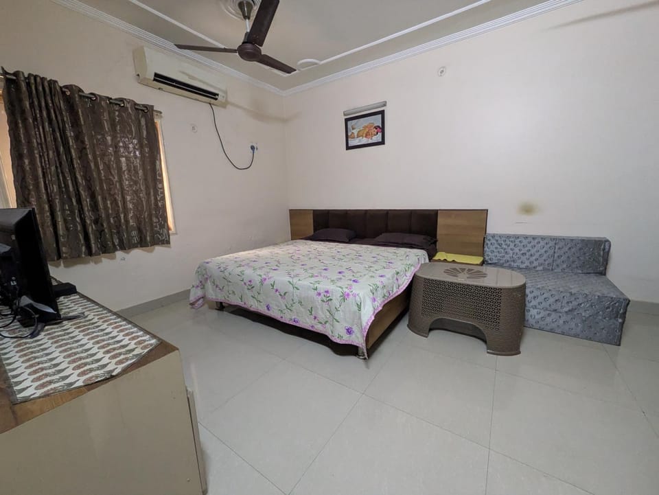 Bed, TV and multimedia, Living room, Photo of the whole room, Bedroom