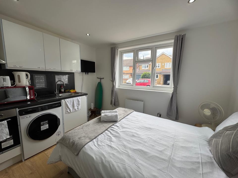 Bed, TV and multimedia, Kitchen or kitchenette, Bedroom, towels