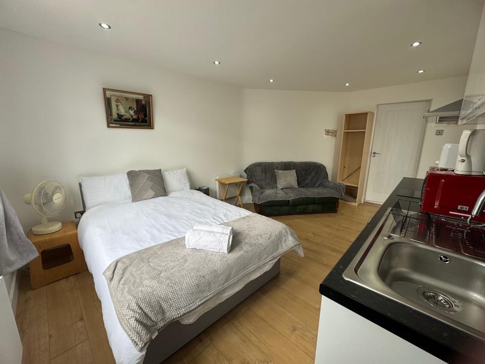 Bed, Kitchen or kitchenette, Living room, Seating area, towels