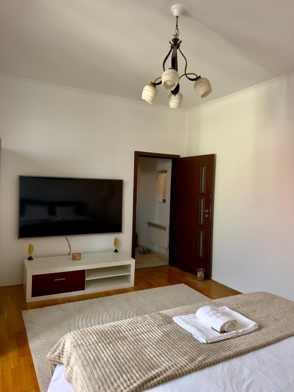 TV and multimedia, Photo of the whole room, Bedroom
