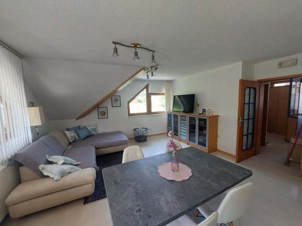 TV and multimedia, Living room, Seating area, Dining area