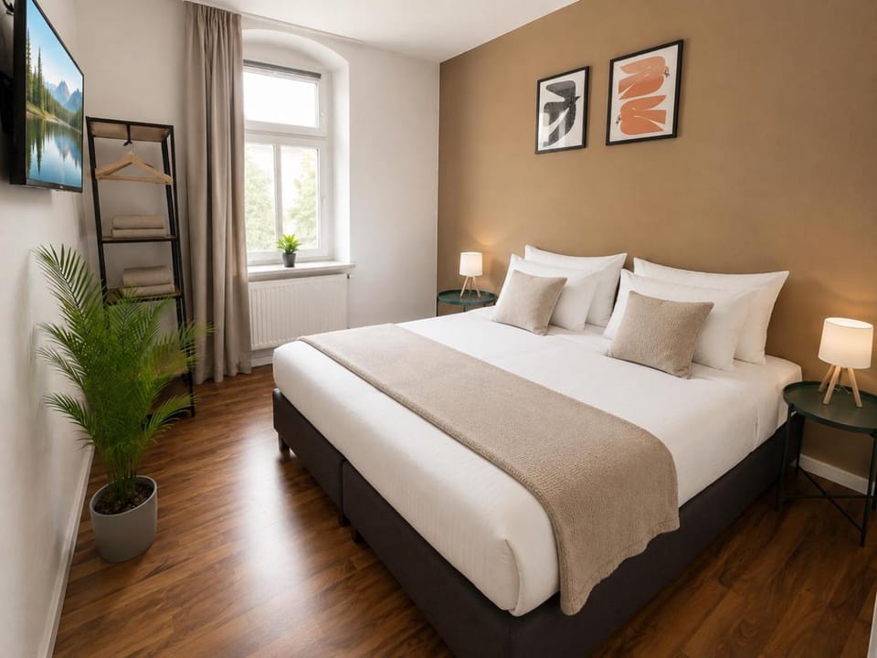 Bed, TV and multimedia, Photo of the whole room, Bedroom