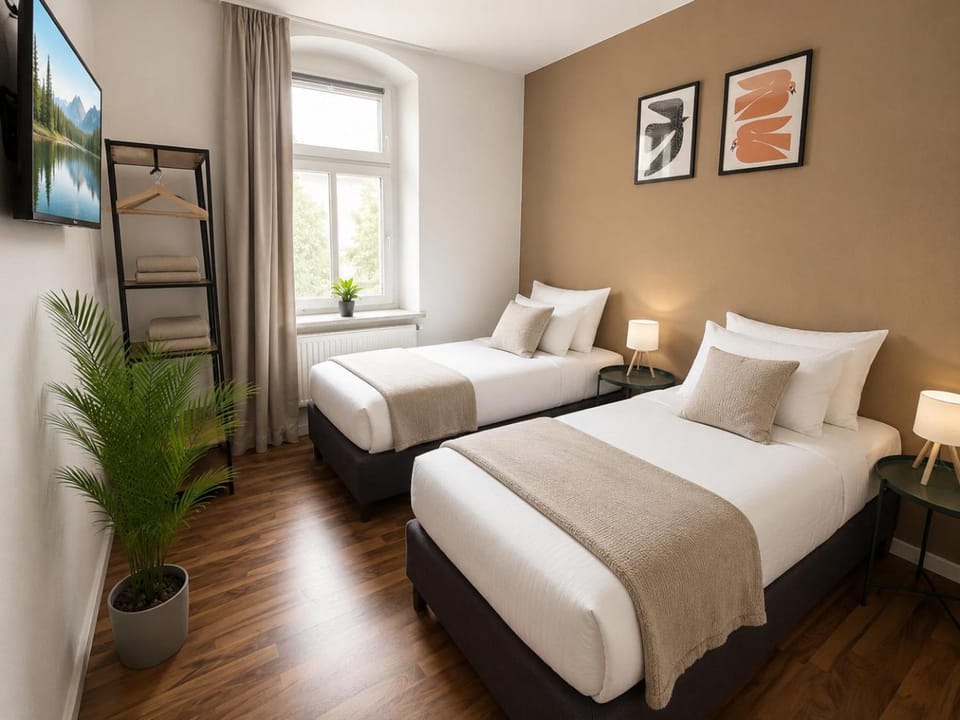 Bed, TV and multimedia, Photo of the whole room, Bedroom