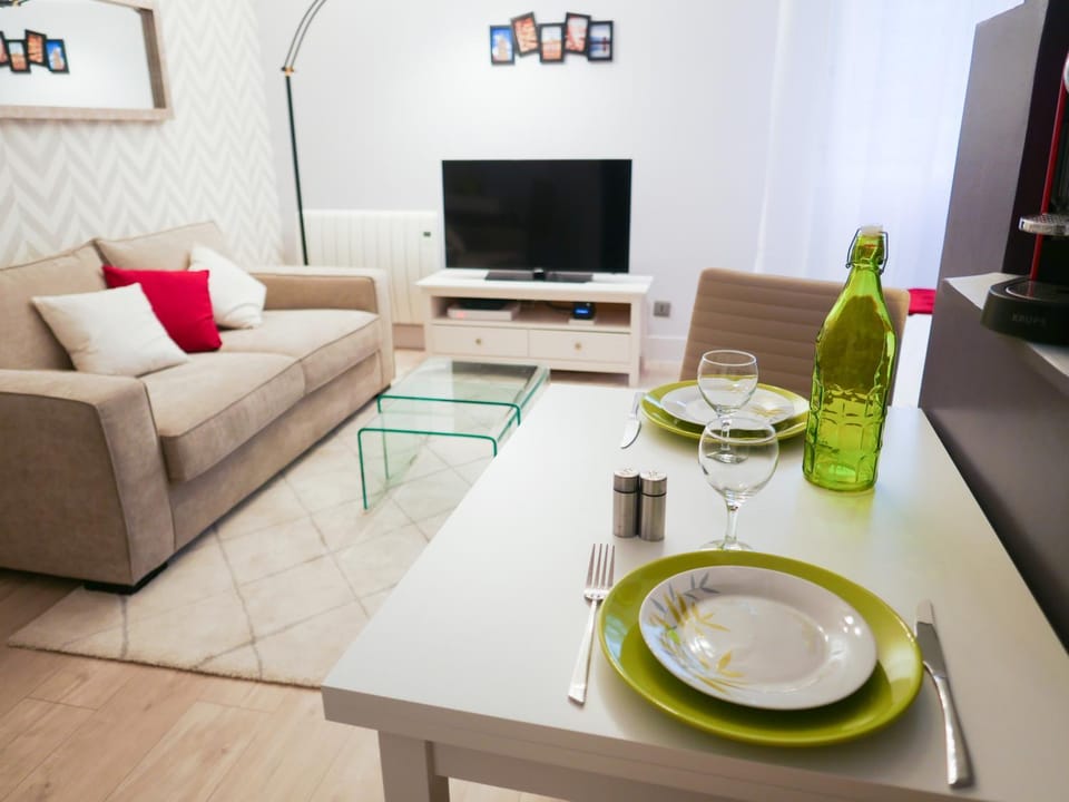 TV and multimedia, Living room, Seating area, Dining area