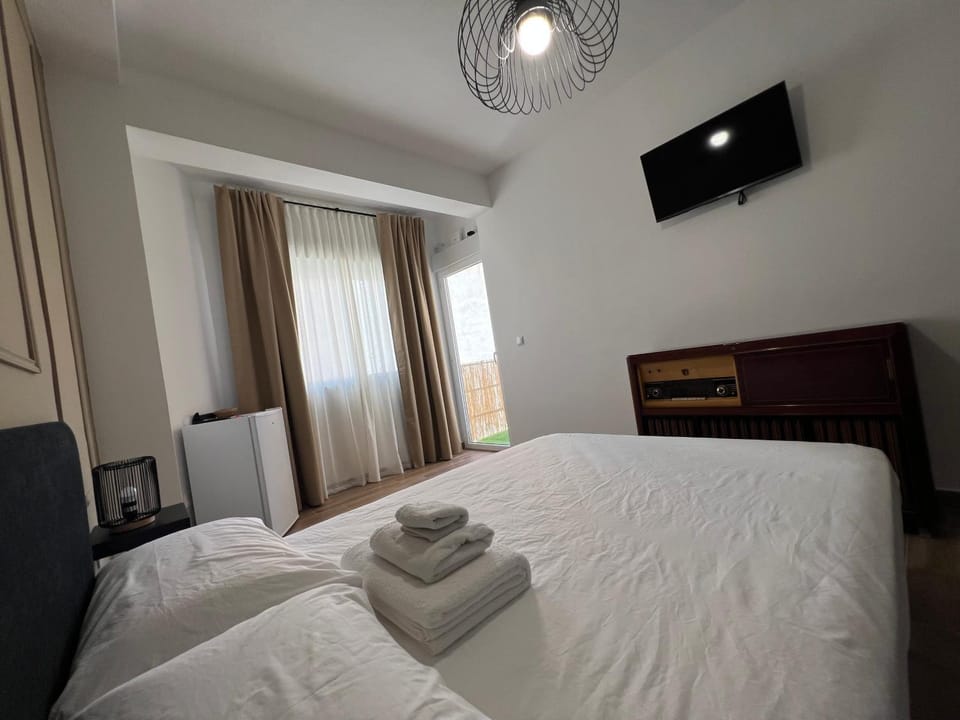 Bed, TV and multimedia, Bedroom