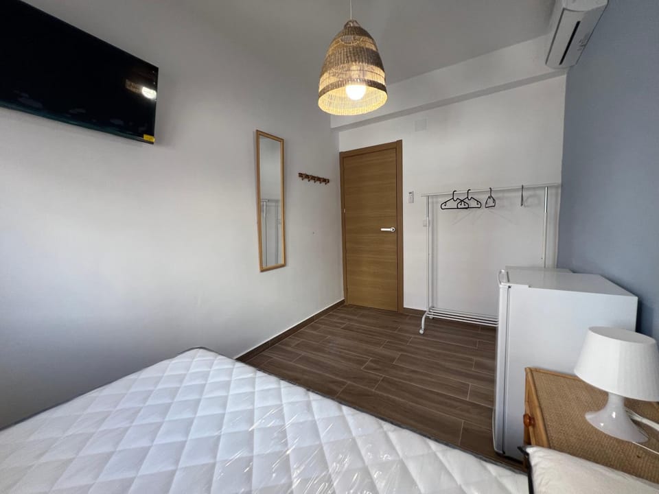 Bed, TV and multimedia, Bedroom