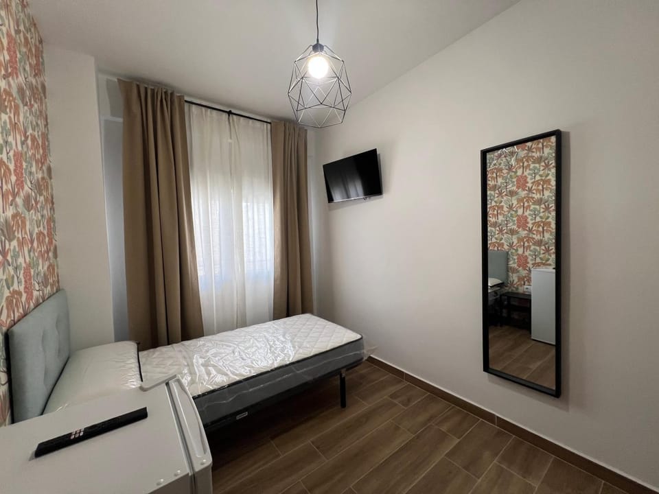 Bed, TV and multimedia, Photo of the whole room, Bedroom