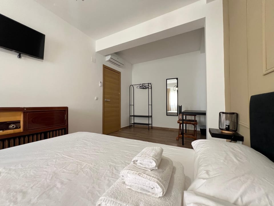 Bed, TV and multimedia, Photo of the whole room, Bedroom